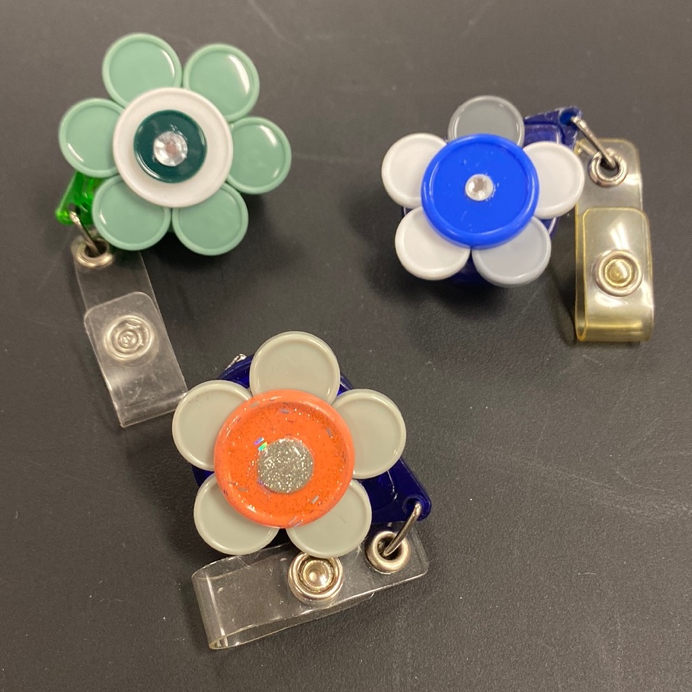 Retractable name badge reels